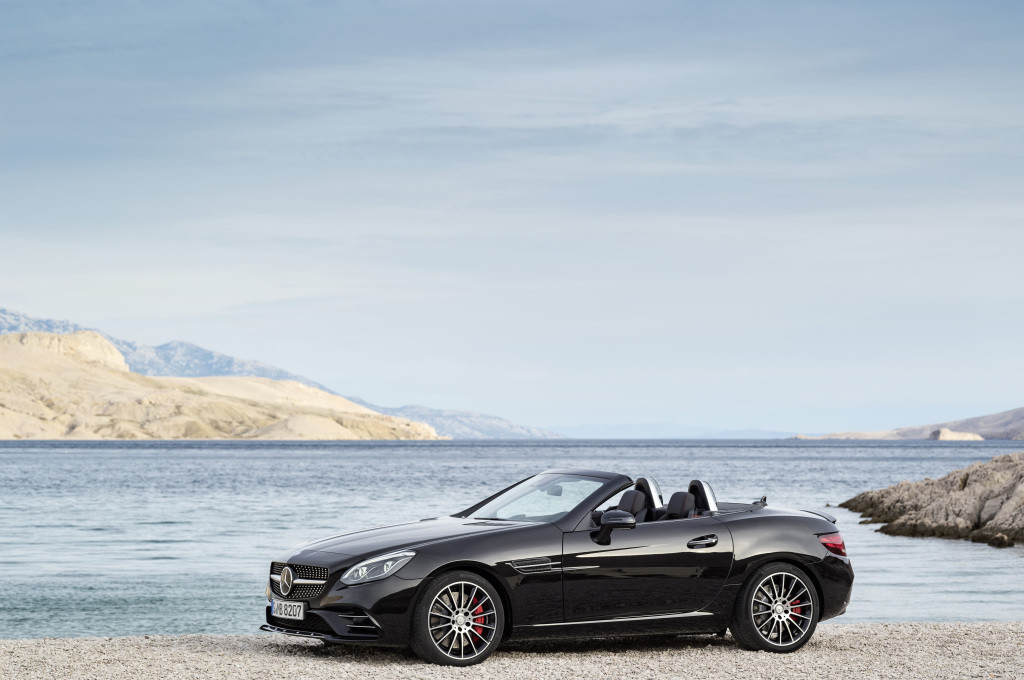 Mercedes-AMG SLC 43, obsidianschwarz mettalic