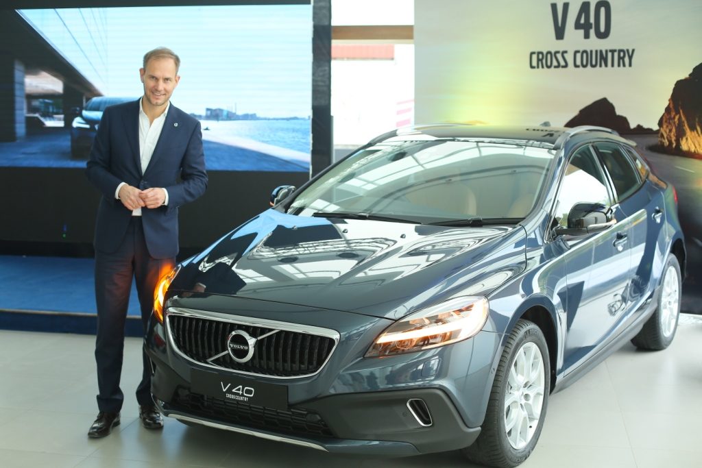 tom-von-bonsdorff-managing-director-volvo-auto-india-unveiling-the-2017-volvo-v40-cross-country-2