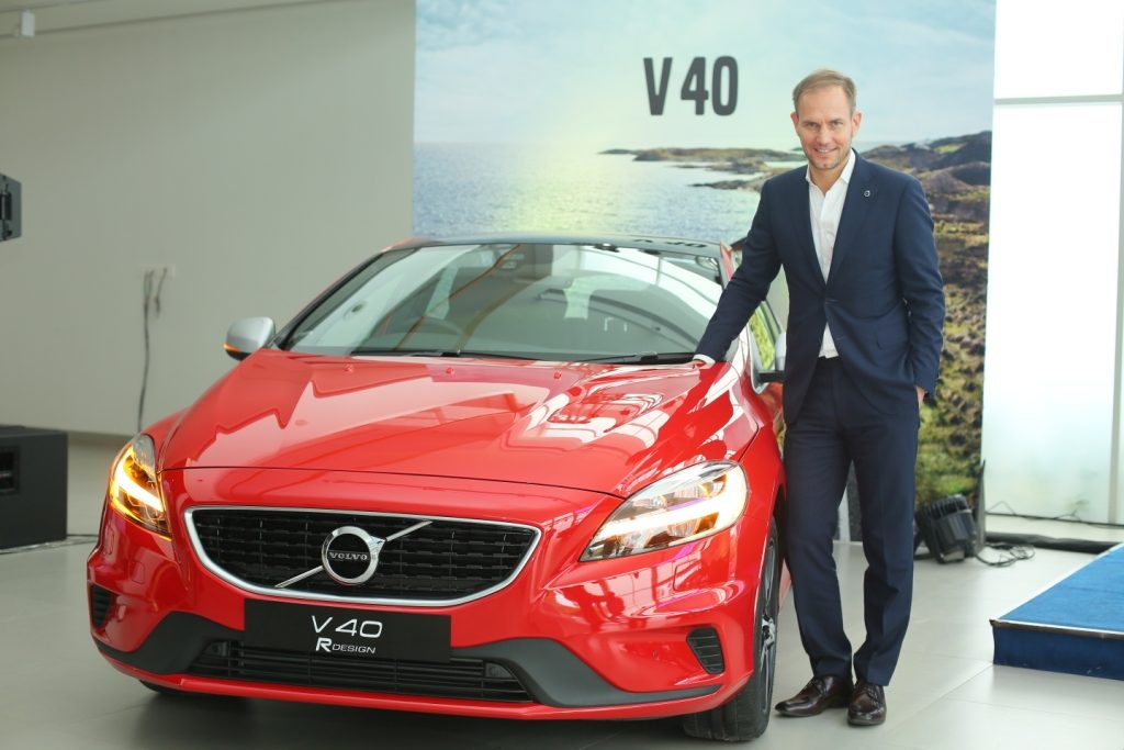 tom-von-bonsdorff-managing-director-volvo-auto-india-unveiling-the-2017-volvo-v40_