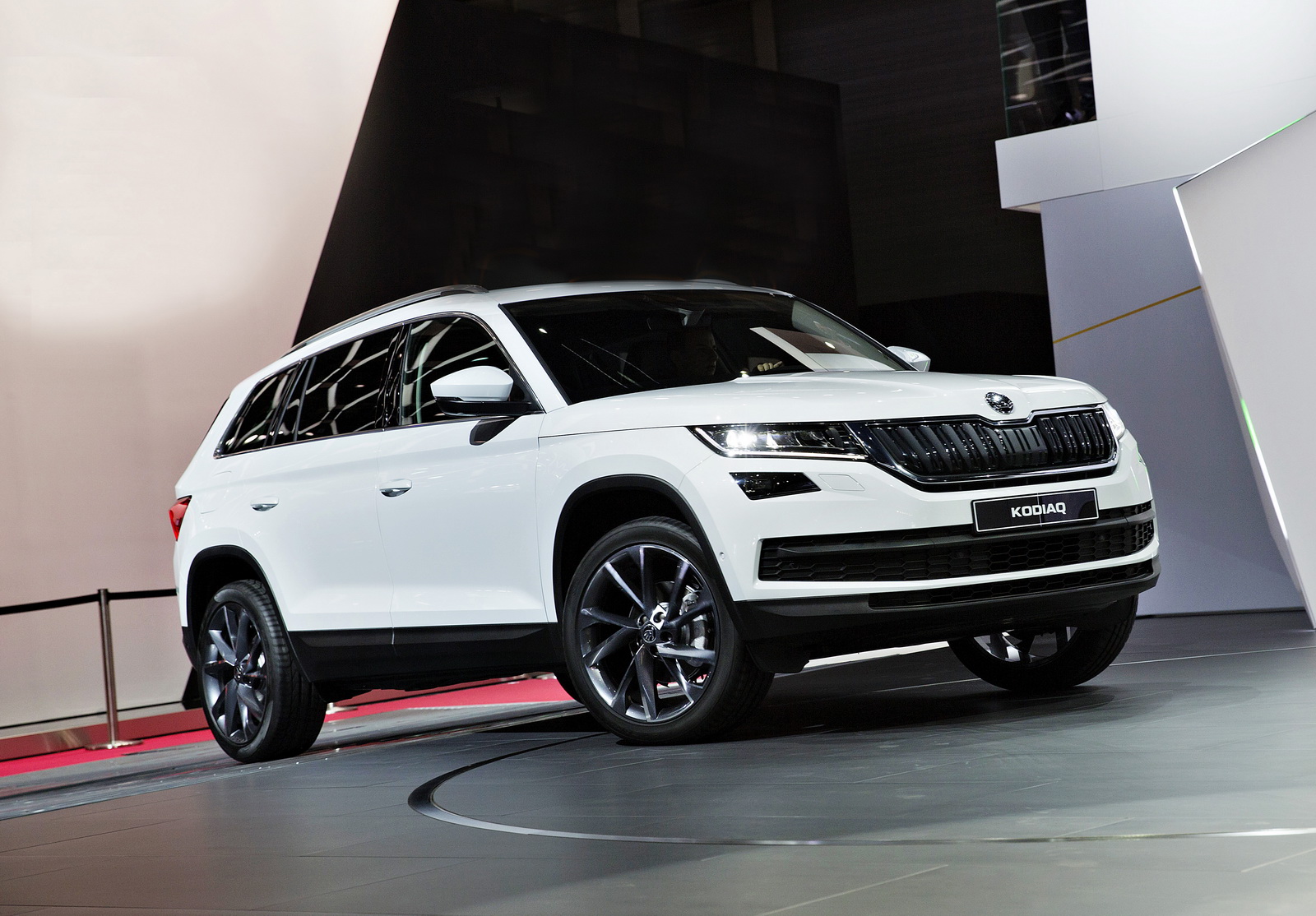 skoda-kodiaq-suv-showcased-at-paris-motor-show-throttle-blips